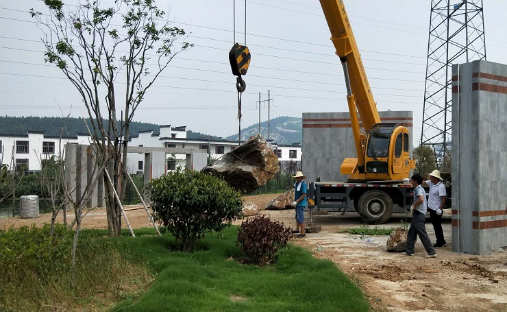 漢王玉帶河廣場施工現場——置石